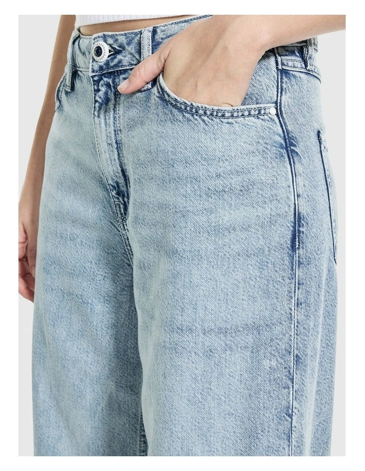 Mid-Rise Bellflower Wide Leg Jeans in Light Wash image 4