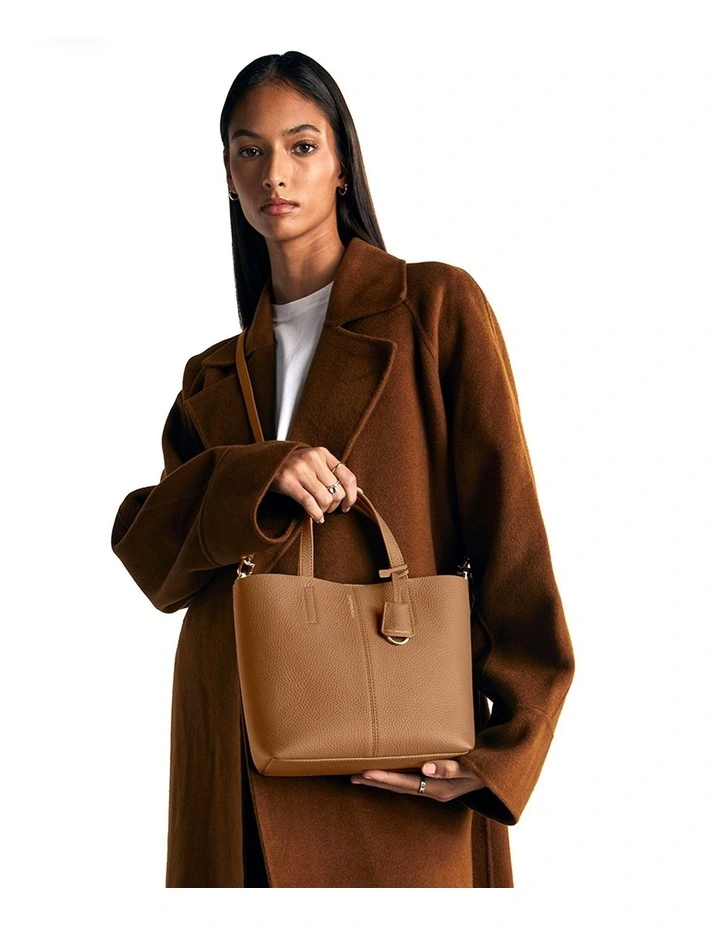 The Small Soft Leather Tote in Sandstone Manhattan image 2