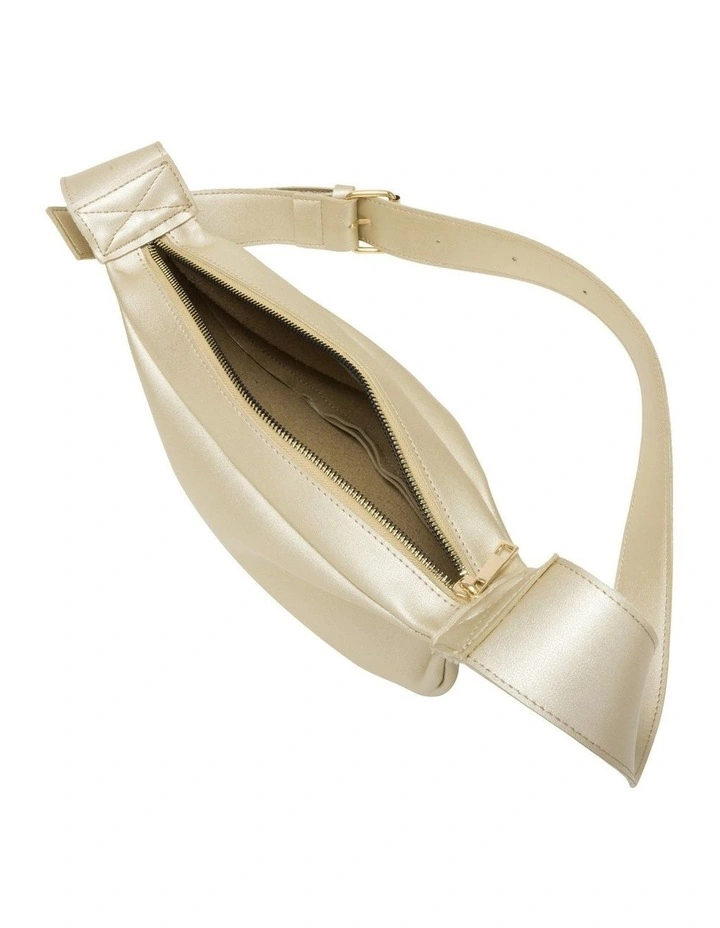 SOFT CRESCENT BAG IN GOLD image 4
