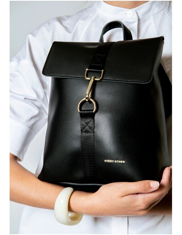 SINGLE CLIP BACKPACK IN BLACK image 3