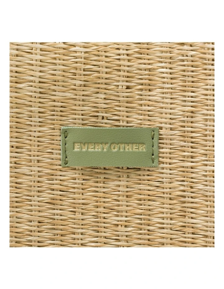 LARGE STRAW TOTE IN NATURAL STRAW WITH OLIVE TRIM image 4