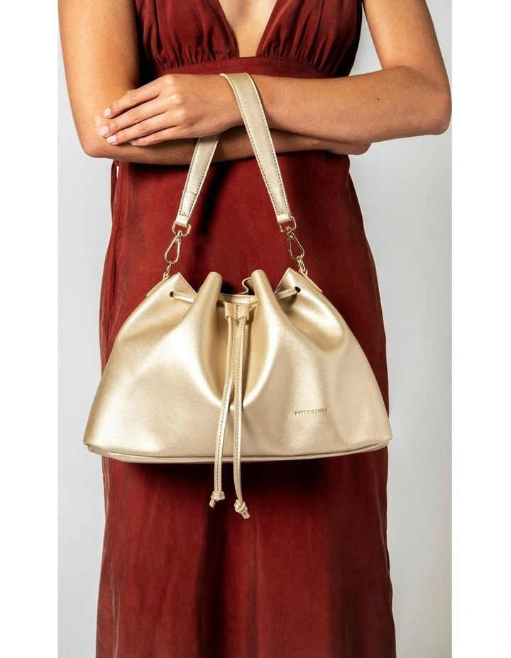 DRAWSTRING SHOULDER CROSS BODY IN GOLD image 2