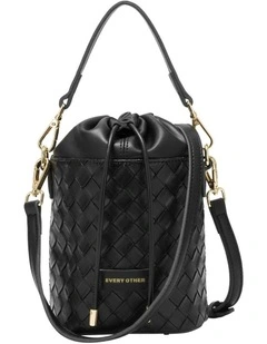 WOVEN DRAWSTRING BUCKET BAG IN BLACK