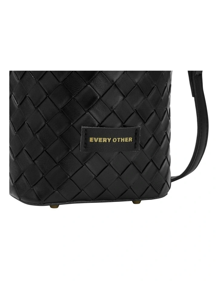WOVEN DRAWSTRING BUCKET BAG IN BLACK image 4
