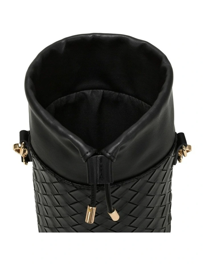 WOVEN DRAWSTRING BUCKET BAG IN BLACK image 5
