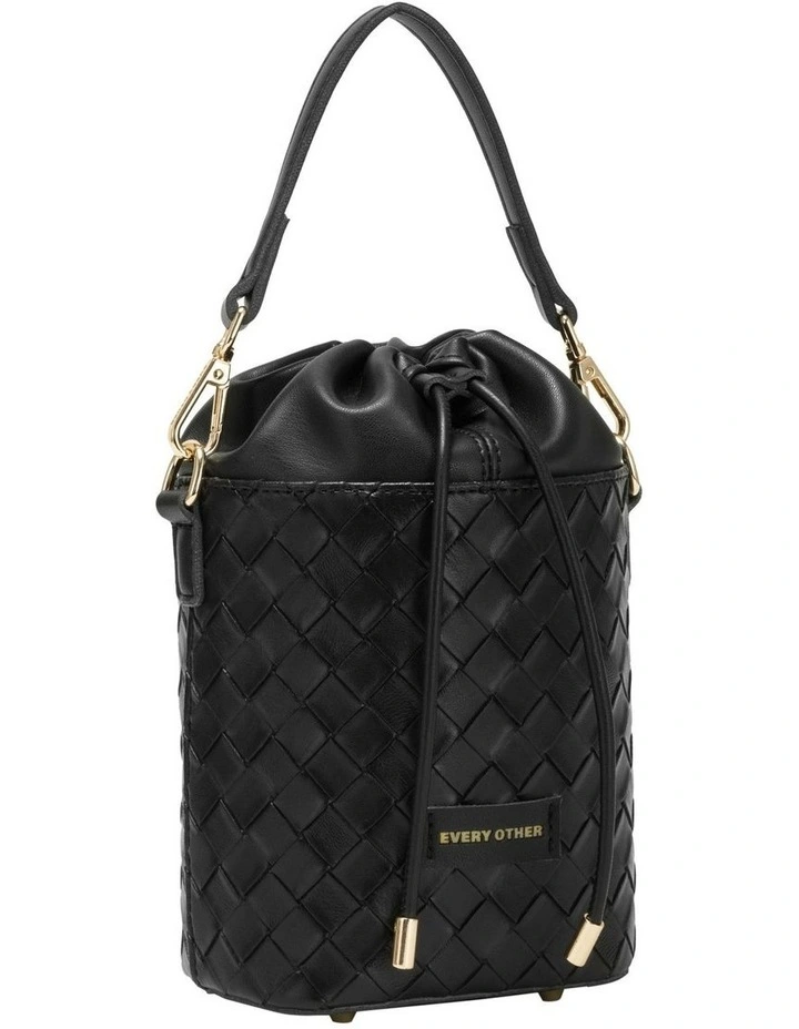 WOVEN DRAWSTRING BUCKET BAG IN BLACK image 6