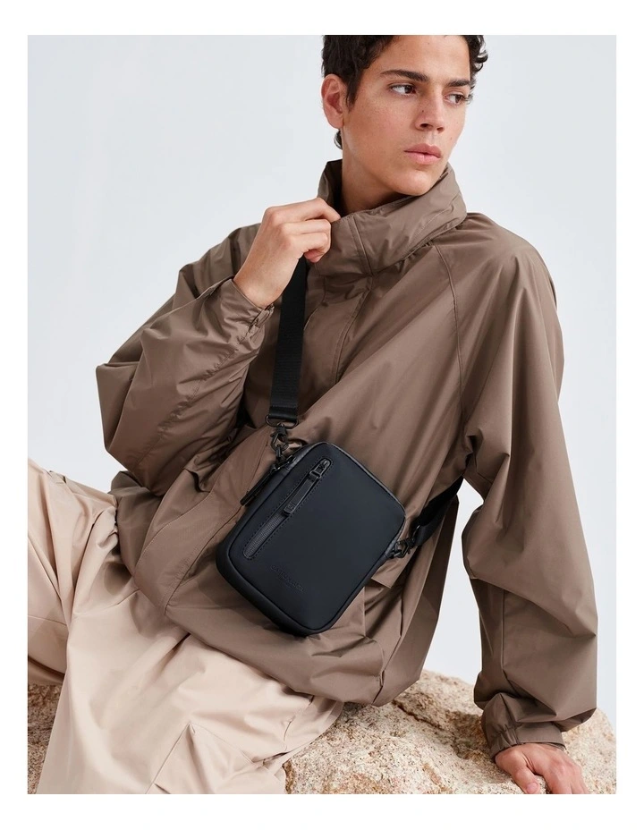 Gaston Luga Dash Verti Crossbody Travel Bag in Black image 6