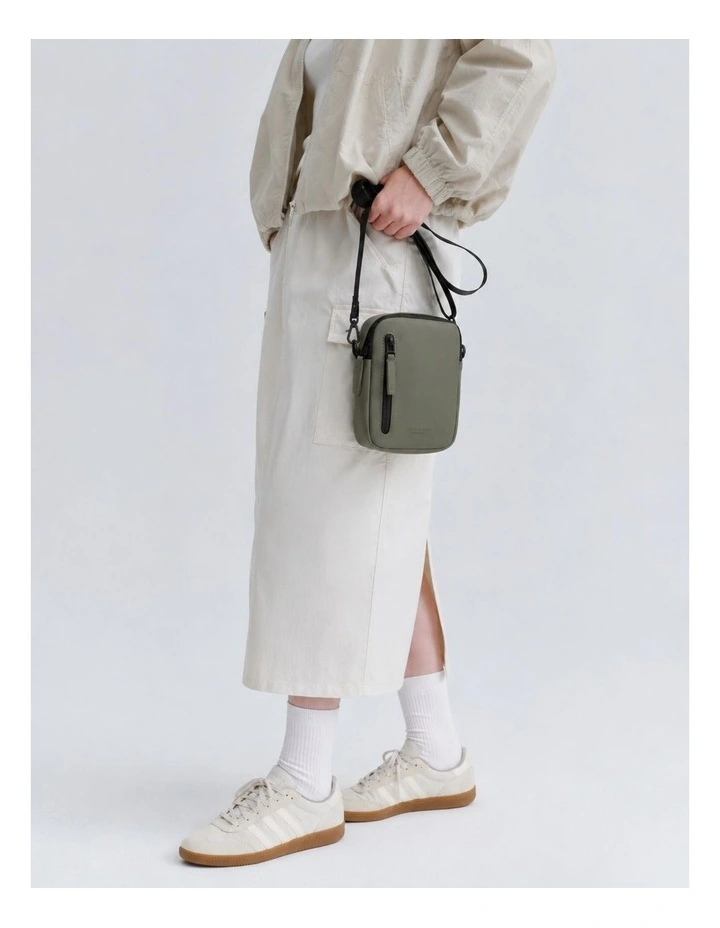 Gaston Luga Dash Verti Crossbody Travel Bag in Olive image 6