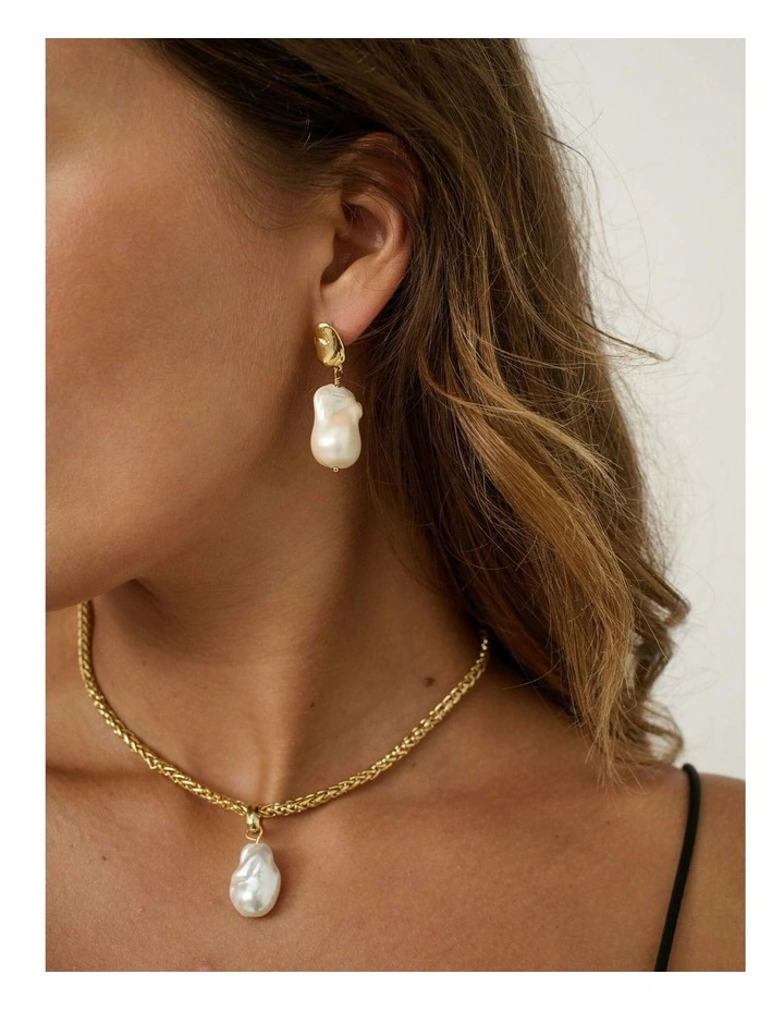 Organic Pearl Pendant Necklace - Gold image 5
