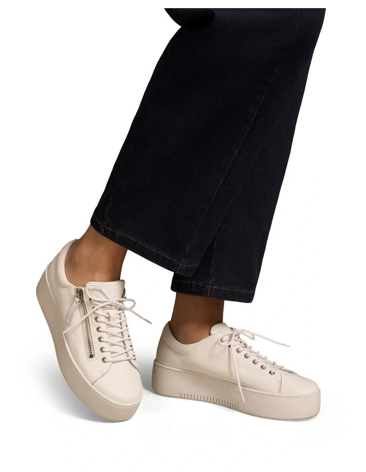 Anna Sneaker in White image 3
