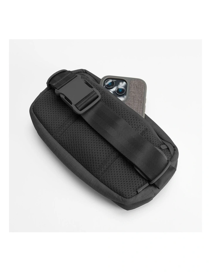 Incase Crosstown Sling - Black [INCO400800-BLK] image 3