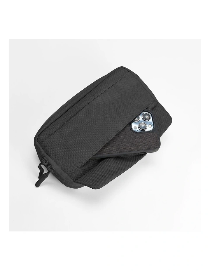 Incase Crosstown Sling - Black [INCO400800-BLK] image 5