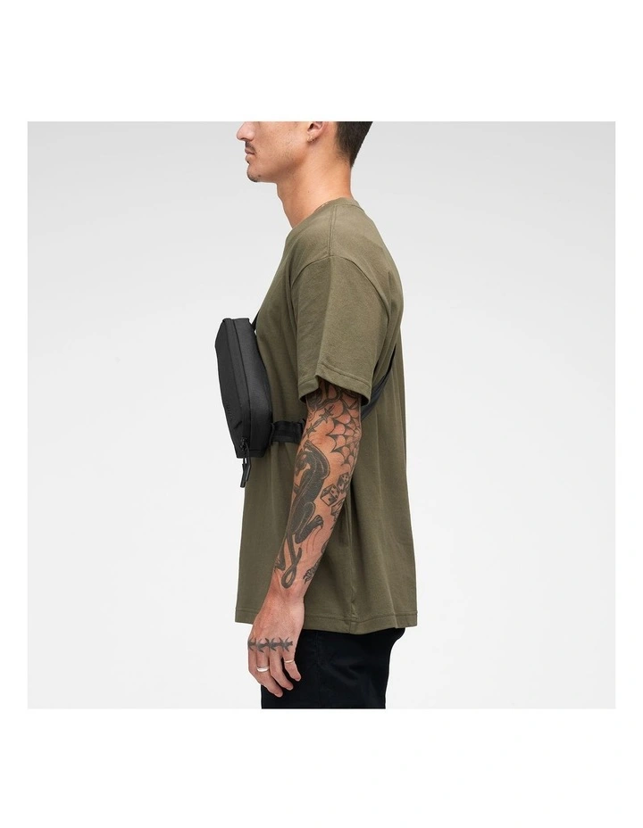 Incase Crosstown Sling - Black [INCO400800-BLK] image 6