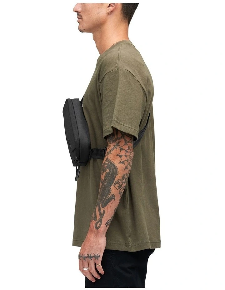 Incase Crosstown Sling - Black [INCO400800-BLK] image 7