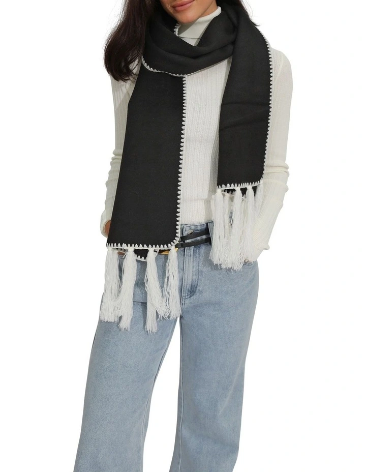 Mountain Side Scarf in Black image 6