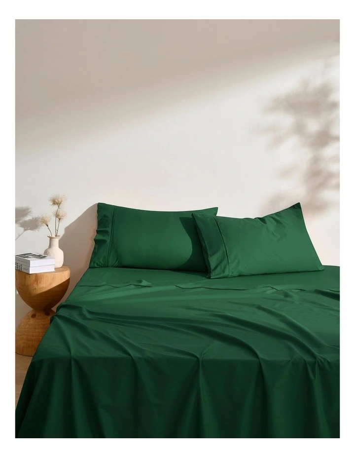 250 Thread Count Cotton and Recycled Polyester Blend Sheet Set in Hunter Green image 2