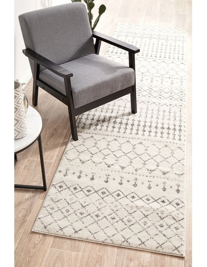 Chrome Elsa Runner Rug in Silver image 4