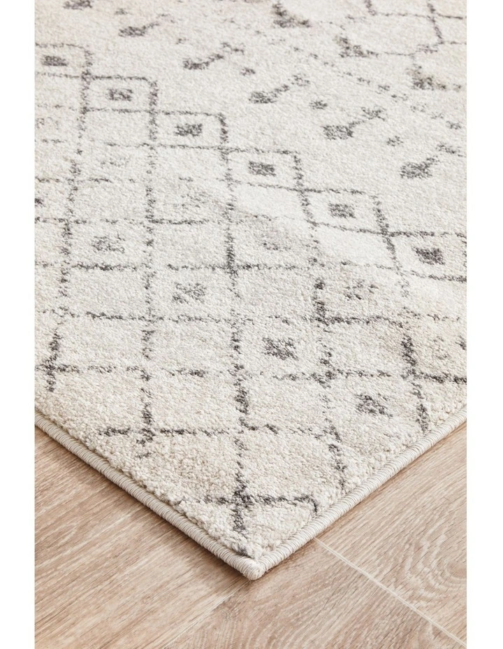 Chrome Elsa Runner Rug in Silver image 5