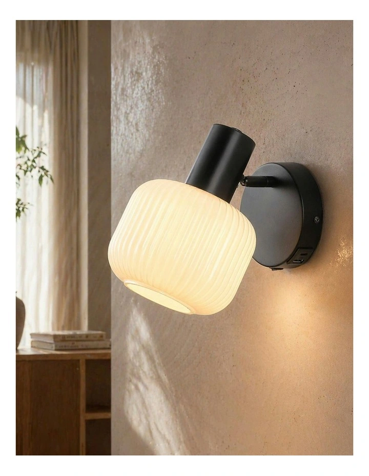 Freja Reading Wall Lamp With Charging Ports image 4