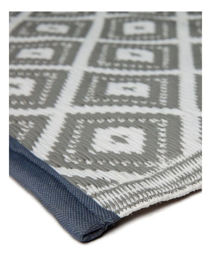 Fab Habitat Kimberley Diamond Recycled Plastic Outdoor Rug in Grey and White image 3
