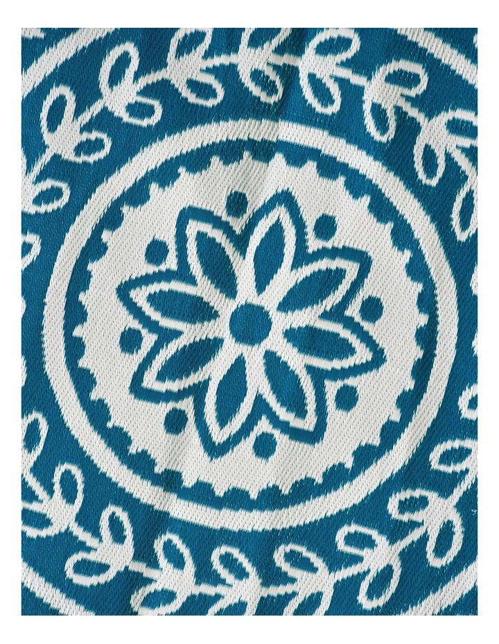 Fab Habitat Pushpa Floral Recycled Plastic Reversible Outdoor Rug in Blue and White image 4