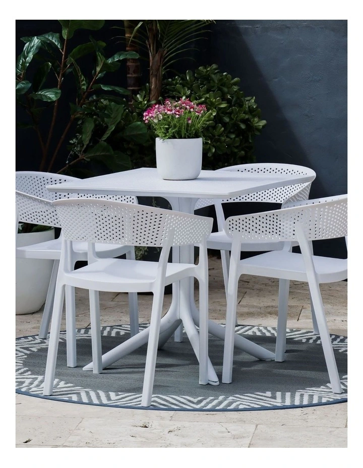 Fab Habitat Olympia Round Recycled Plastic Reversible Outdoor Rug in Grey and White image 2