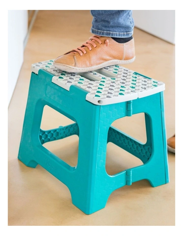 Vigar Compact Foldable Plastic Step Stool Non Slip Pattern 32cm Top Surface image 4