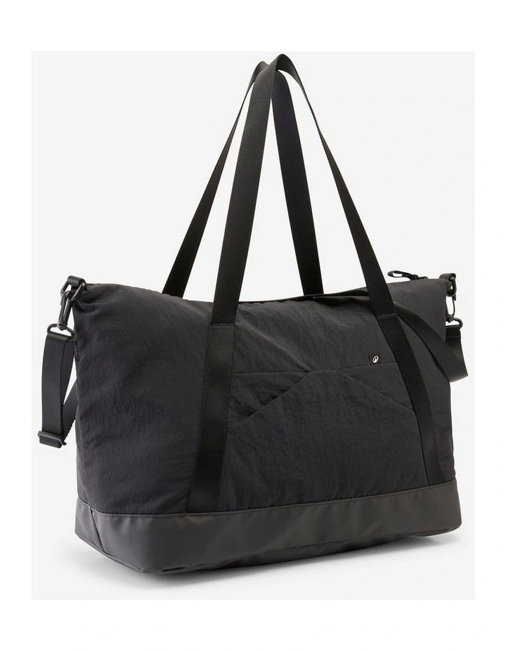 Decathlon | 28L sports bag with strap and waterproof pocket image 2
