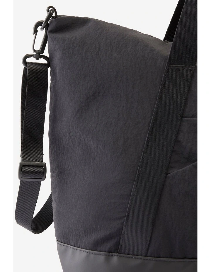 Decathlon | 28L sports bag with strap and waterproof pocket image 3