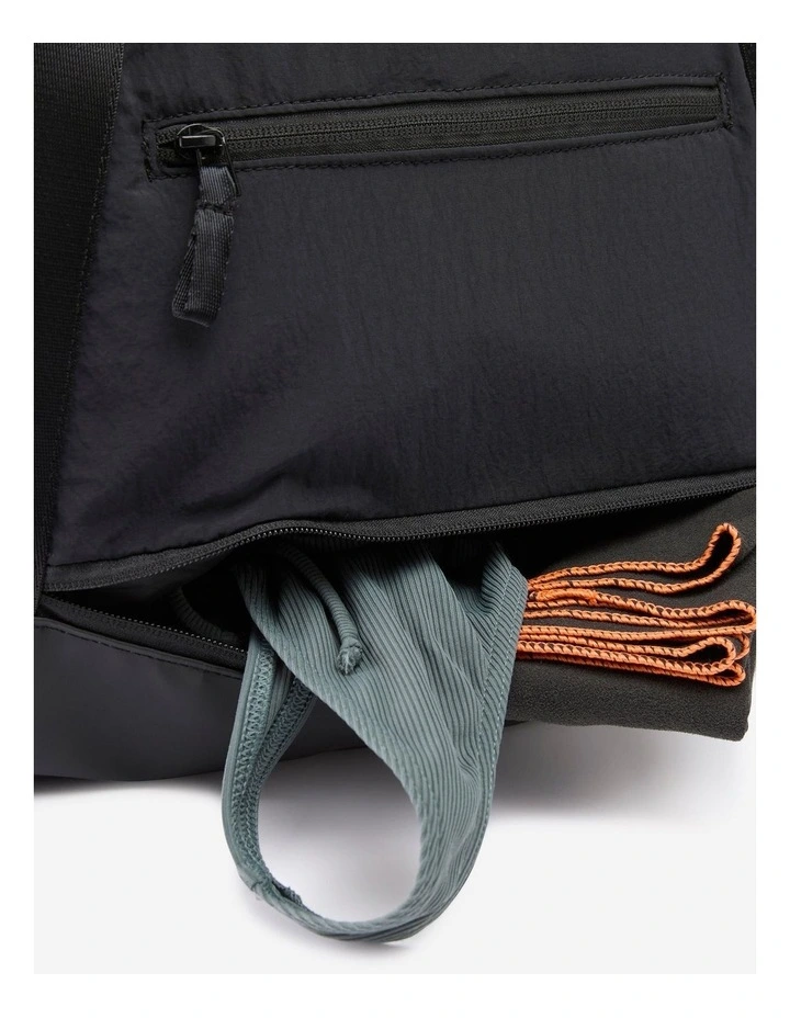 Decathlon | 28L sports bag with strap and waterproof pocket image 5