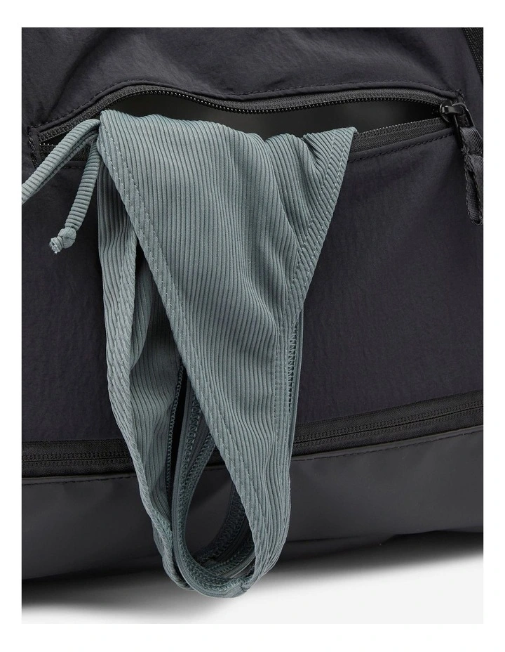 Decathlon | 28L sports bag with strap and waterproof pocket image 6