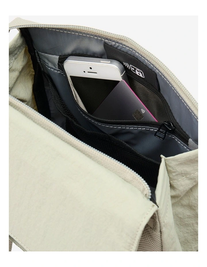 Decathlon | Small 10 L backpack with laptop compartment image 5